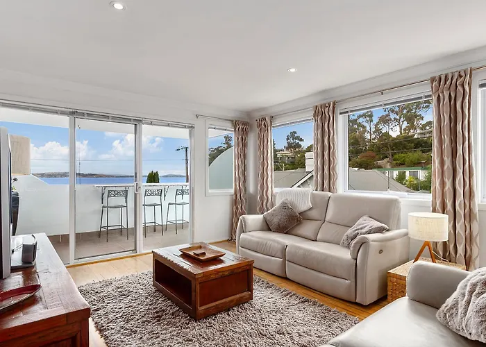 Beach Haven - Gorgeous 2 Bedroom Townhouse Opposite The Beach
