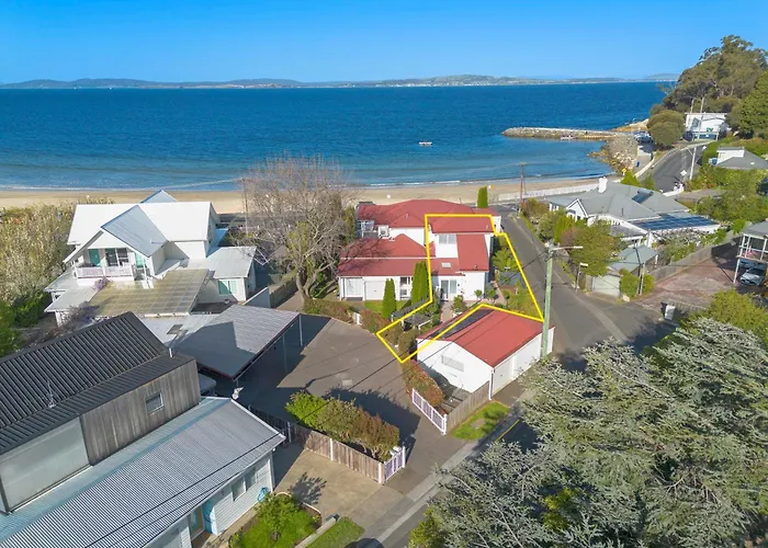 Beach Haven - Gorgeous 2 Bedroom Townhouse Opposite The Beach